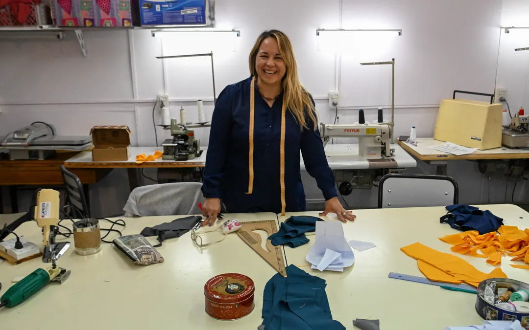 Por semana, Lucía dicta clases a unos 100 alumnos.