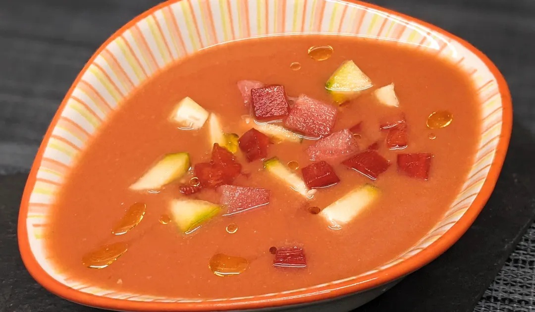 Aunque la receta parece dulce, mantiene el equilibrio salado característico del gazpacho clásico.