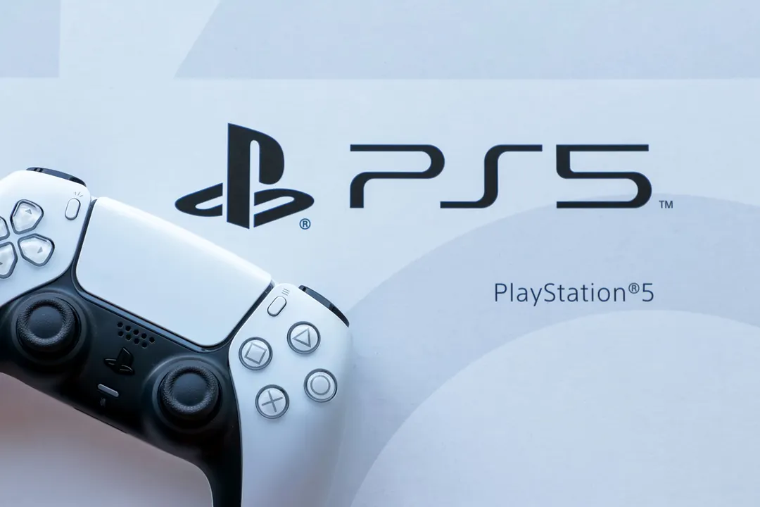Quien ya tiene PS5 y no siente limitaciones concretas puede seguir adelante sin urgencias.