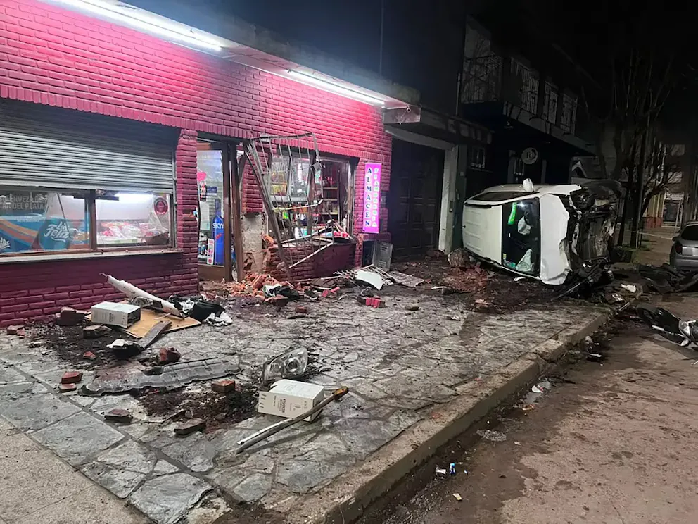 La camioneta embistió a un grupo de gente que estaba en la vereda de un kiosco en Mar del Plata tras perder el control del vehículo.