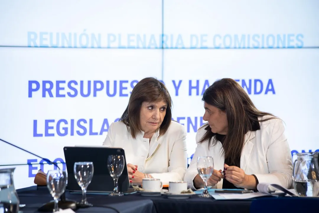 Mariana Juri y Patricia Bullrich juntas en el Senado.