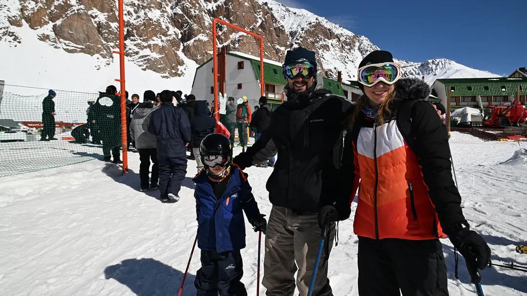 El esquí fue para todos: familias completas decidieron lanzarse a la aventura.