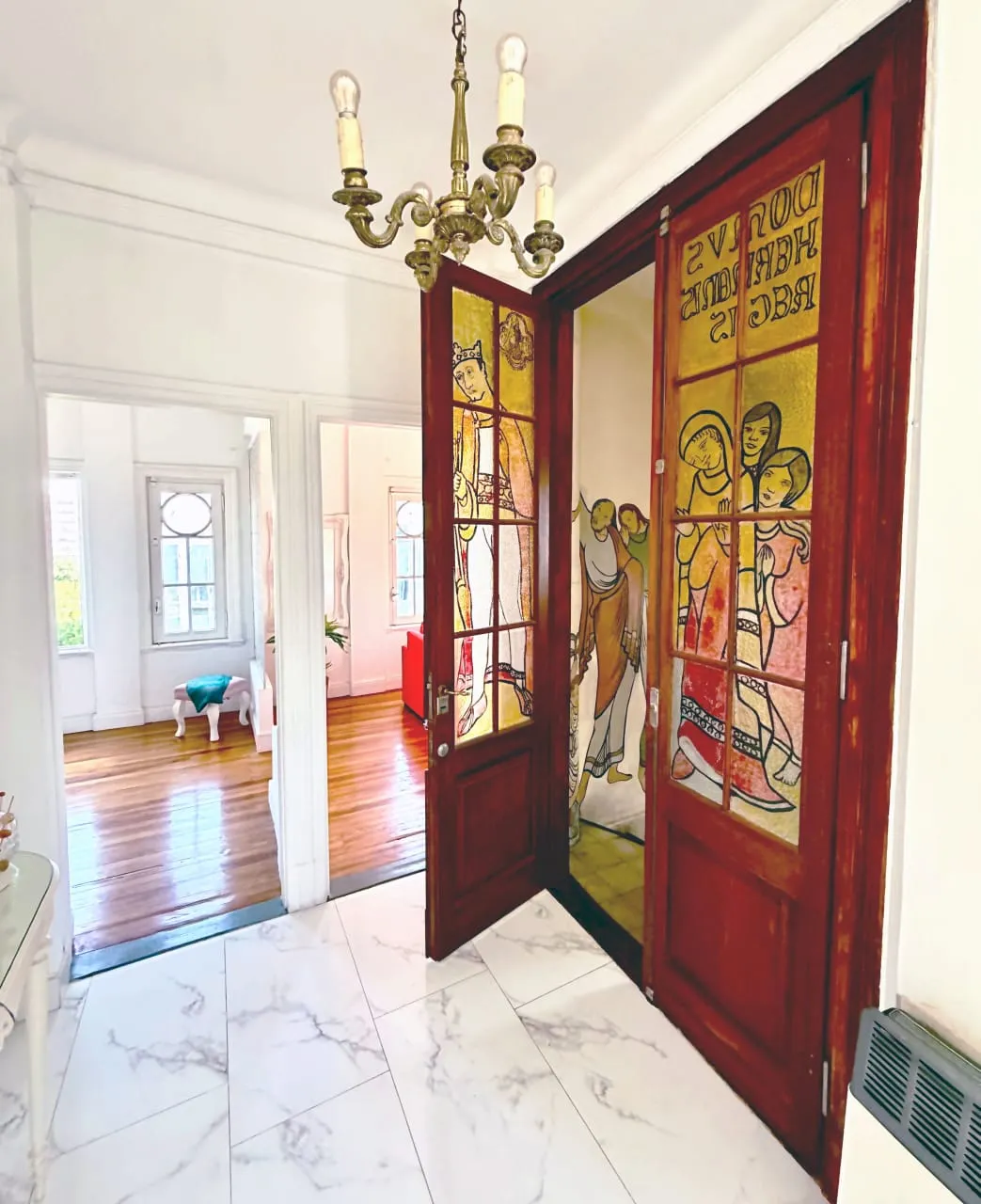 La luz de los cuatro puntos cardinales invade el interior del renovado histórico inmueble.