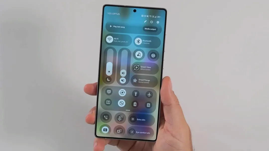 El panel rápido de One UI 8.5 permite modificar los accesos directos con total libertad.