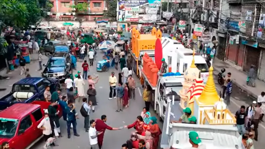 Diversos carruajes recorrieron las calles de Daca durante la celebración.