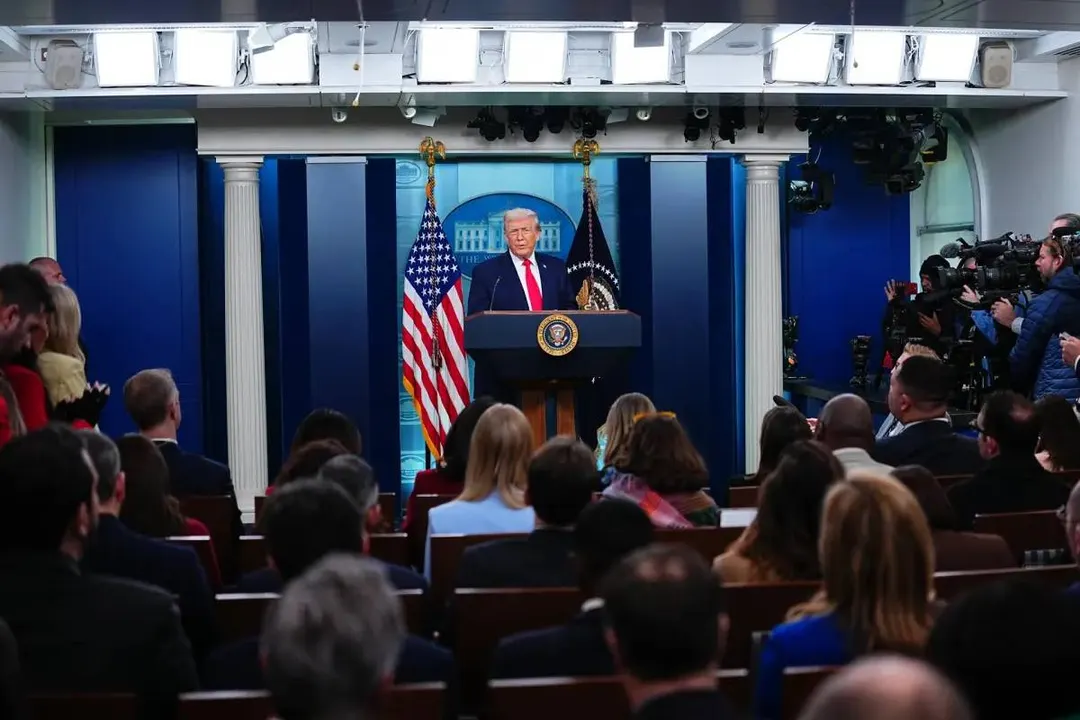 El Gobierno copió la sala de conferencias de la Casa Blanca