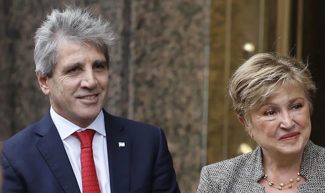 Caputo y Georgieva. Uno cree que el problema es político. La jefa del FMI ya discute el plan económico. 