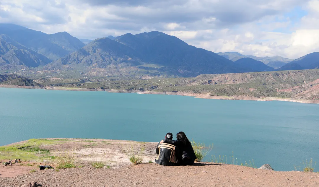 El dique Potrerillos cuenta con playas habilitadas para bañarse este verano. 