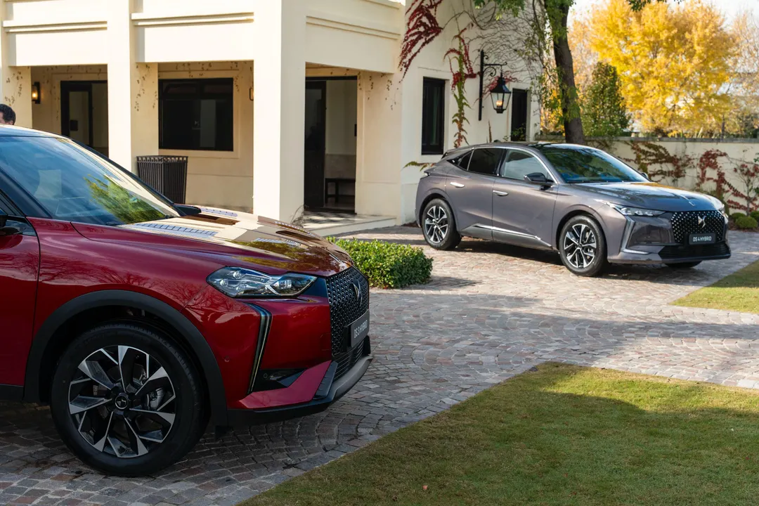 Los DS3 y DS4 cuentan con una nueva alternativa electrificada, que combina un motor térmico y toda la experiencia de DS en Formula E.