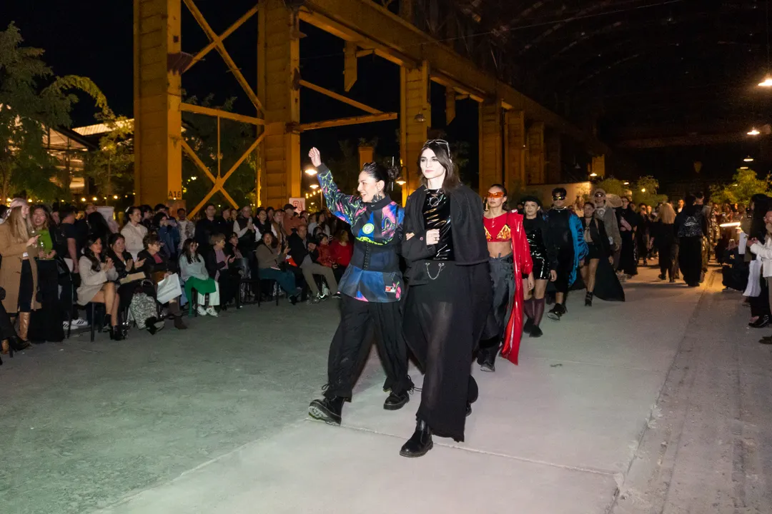 Un desfile con poder urbano: borceguíes, botas y capas oversize, una fórmula infalible que dominó el desfile de moda de Forja.