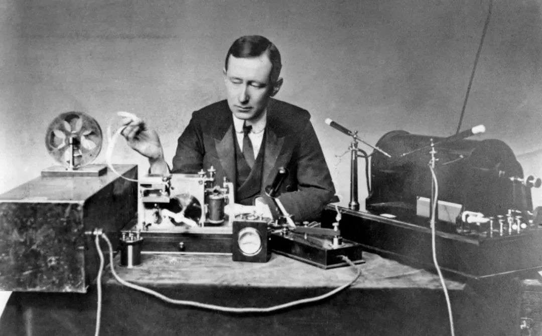 Enrique Susini y “Los Locos de la Azotea”, los jóvenes que en 1920 realizaron la primera transmisión radial.