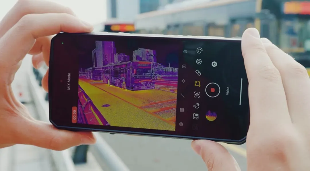 Ulefone Armor 29 Pro Thermal destaca entre los teléfonos por su gran batería.