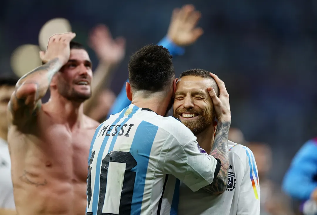 Messi abrazando al Papu Gómez en el Mundial de Qatar 2022.