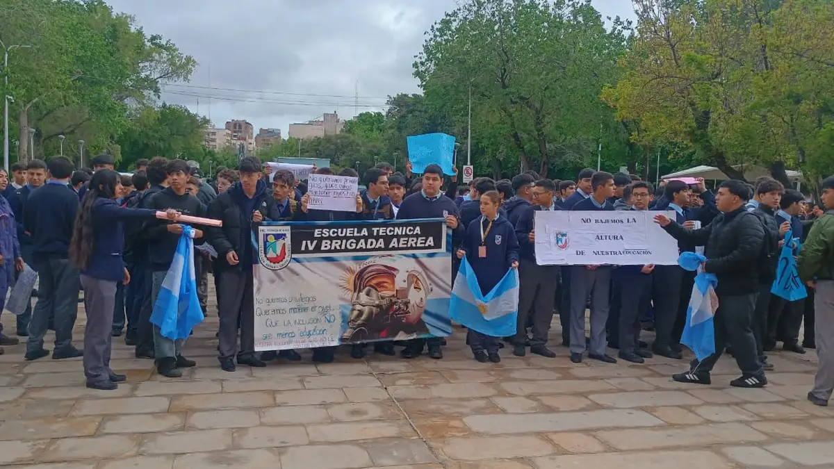 Sin examen de ingreso: familias reclaman en Casa de Gobierno por la Escuela de la Cuarta Brigada Aérea