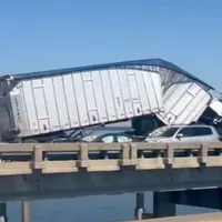 Impactante choque en cadena en EE.UU.: 15 camiones y 50 autos quedaron atrapados en una autopista