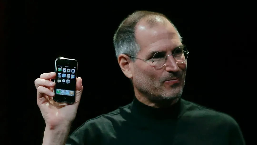 Steve Jobs presenta el primer dispositivo multitáctil que revoluciona la historia de la tecnología personal.