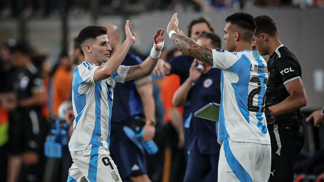 Julián y Lautaro, los goleadores argentinos. Foto: EFE