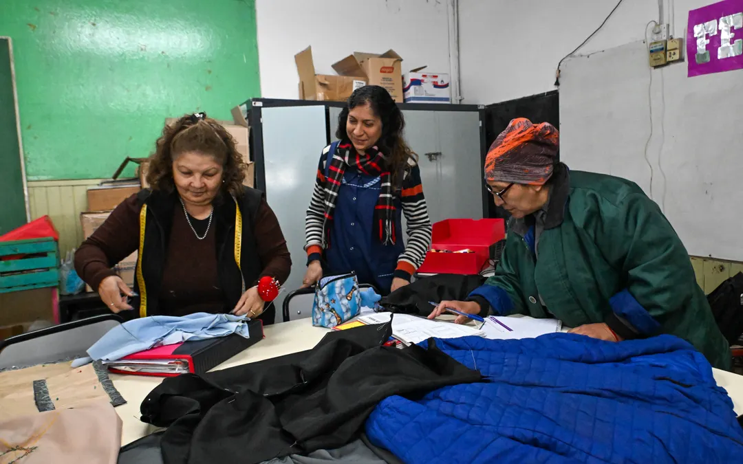 Alejandra da clases de textil.