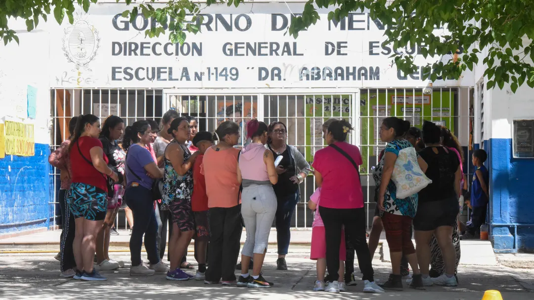 Madres reunidas frente al ingreso de la escuela Abraham Lemos, en la mira por el caso de abuso sexual. 