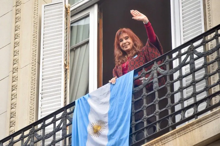 Poner una bandera en el balcón puede generar una cuantiosa multa en España.