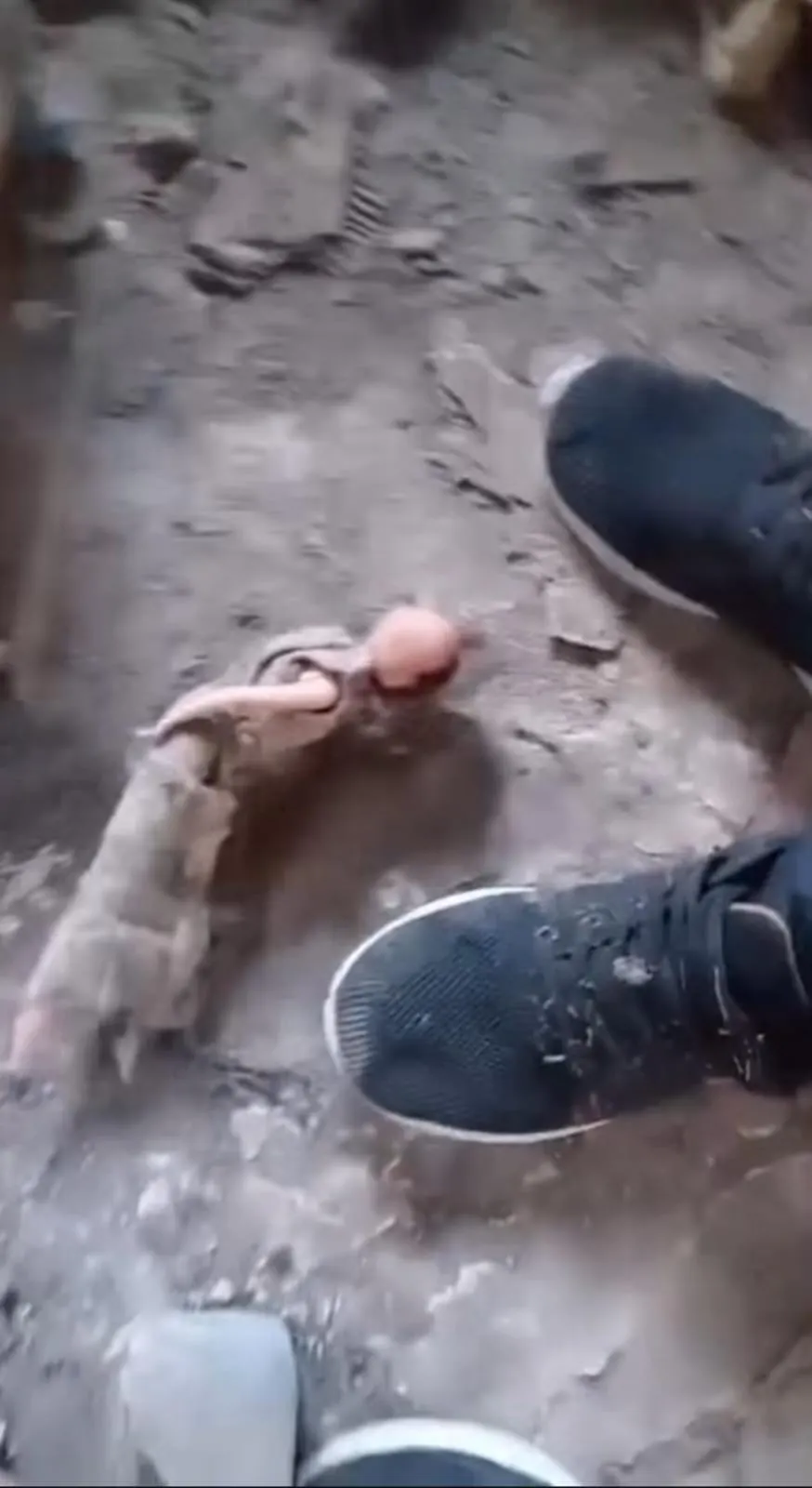 Una de las muñecas atadas que encontraron en 