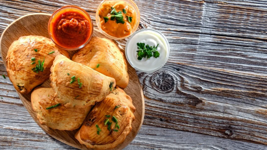 La receta de empanaditas de copetín de carne suele rendir más de lo esperado porque su tamaño pequeño engaña al ojo.