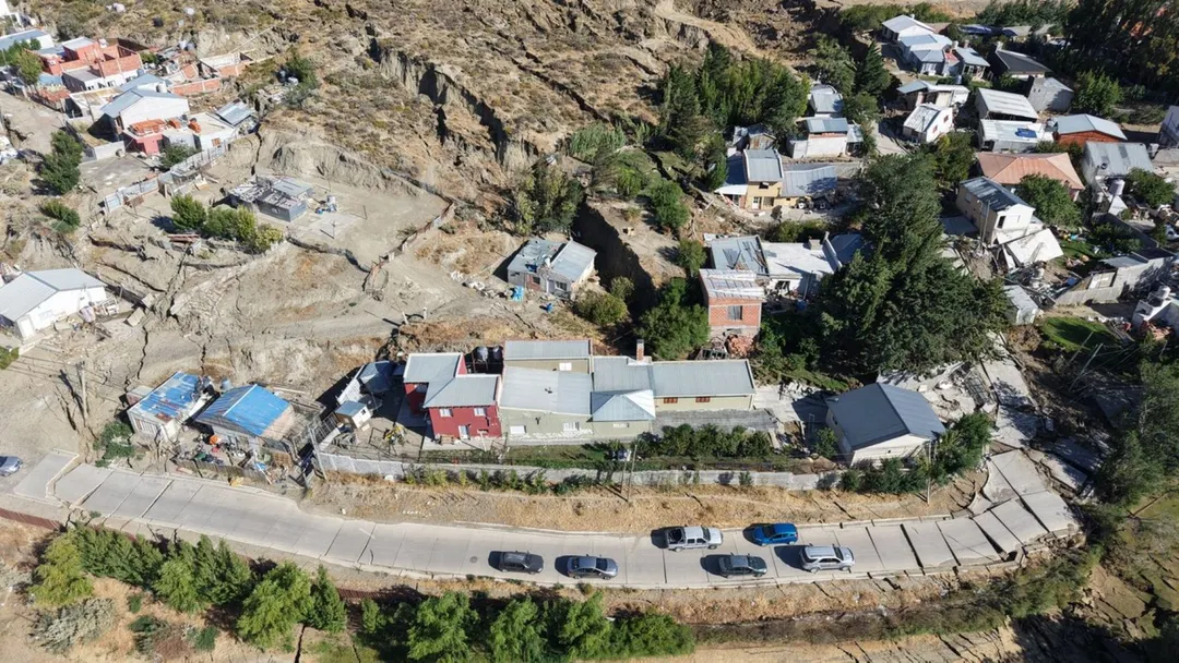 Algunas de las imágenes de los derrumbes en Comodoro Rivadavia.
