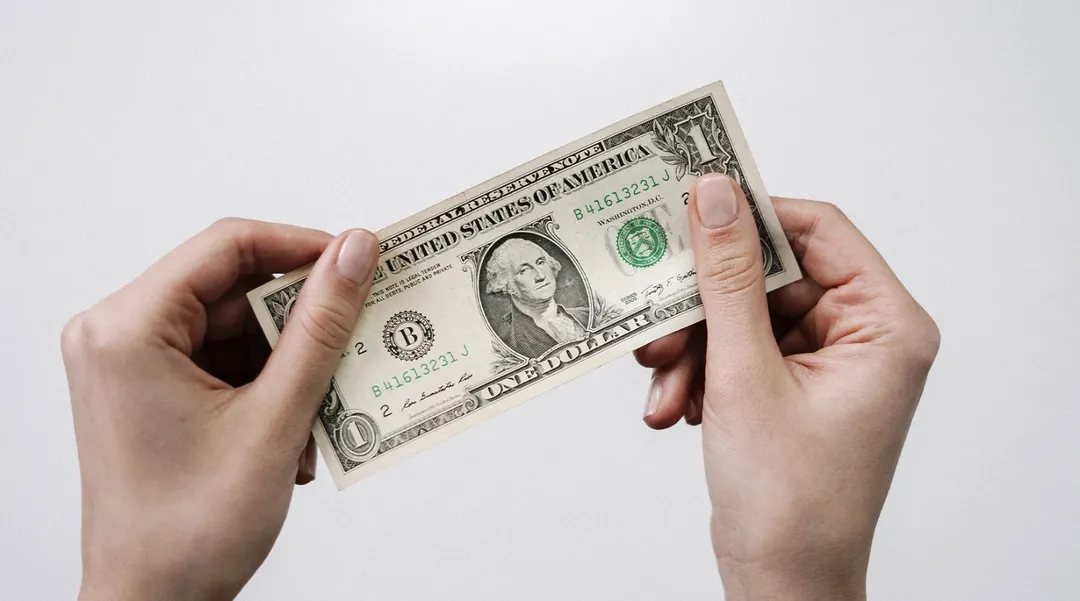 El dólar sube.