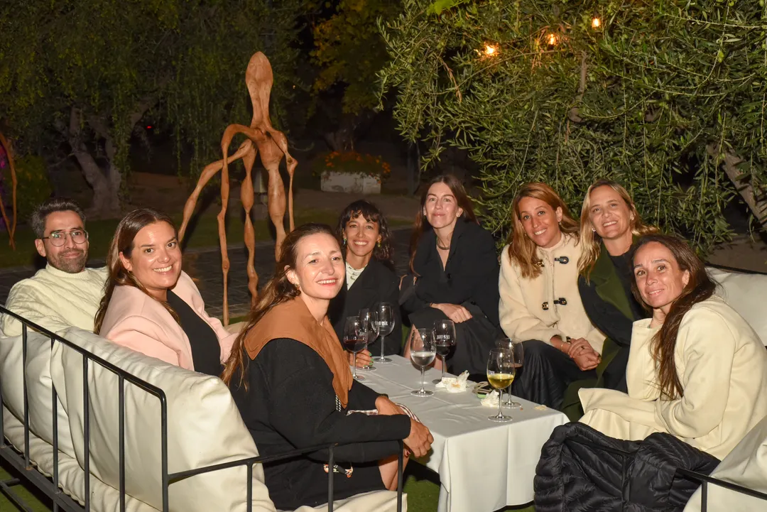 Emi Pereyra Giamportone rodeada de amigos que asistieron a la nueva muestra de Casa Vigil.