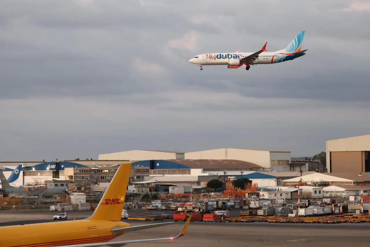El vuelo salió con destino a Tel Aviv y en medio del trayecto se reportó un ataque en la cabina.