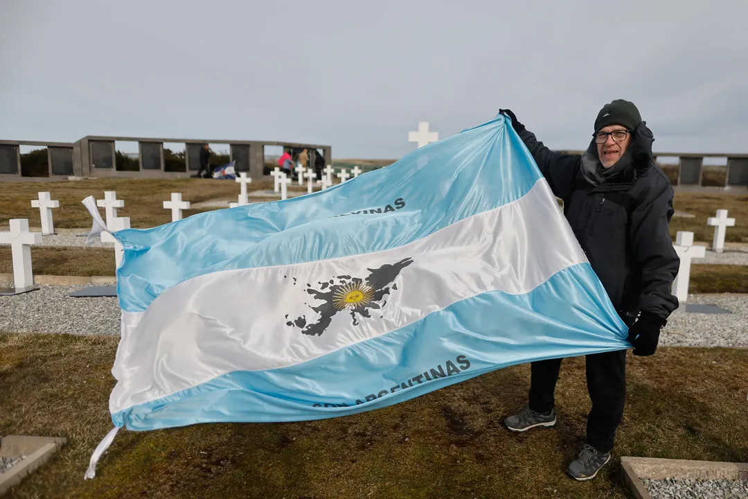 Durante un homenaje, los veteranos desplegaron una bandera inspirada en la de la Selección Argentina.