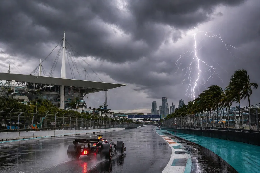 La Fórmula 1 analiza modificar el inicio del Gran Premio de Miami por condiciones climáticas adversas.