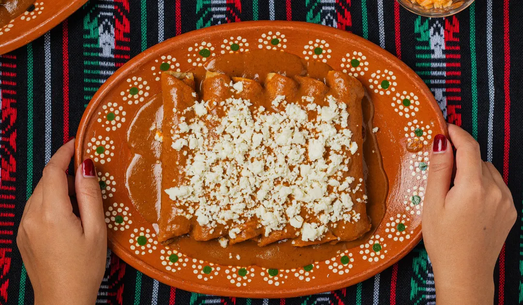 Esta receta de enchiladas rojas cambia de sabor según la mezcla de chiles utilizada.