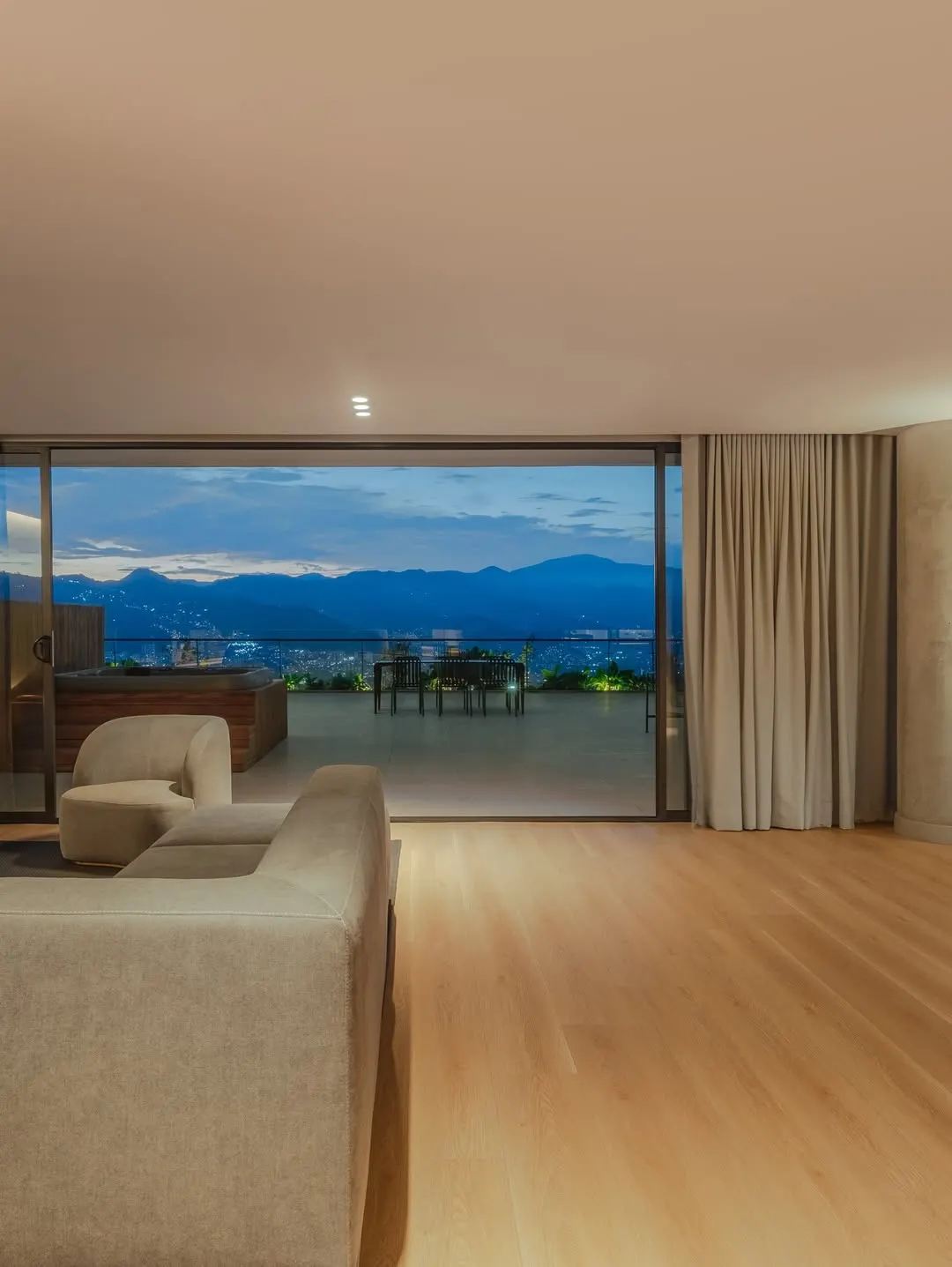 El penthouse de Messi cuenta con terraza privada y zonas de conexión para sus guardaespaldas.