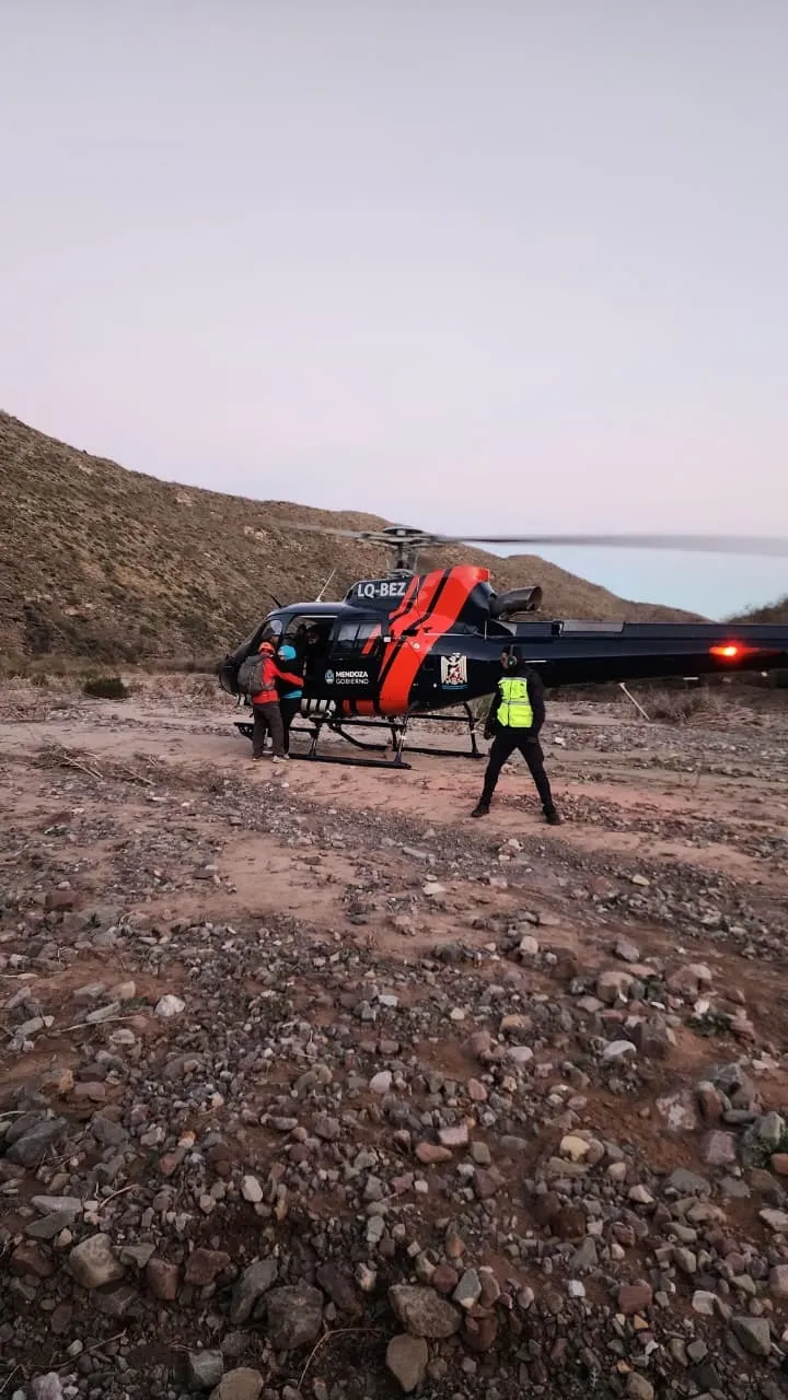 La mujer debió ser traslada en helicóptero ya que no podía seguir el recorrido por su cuenta.
