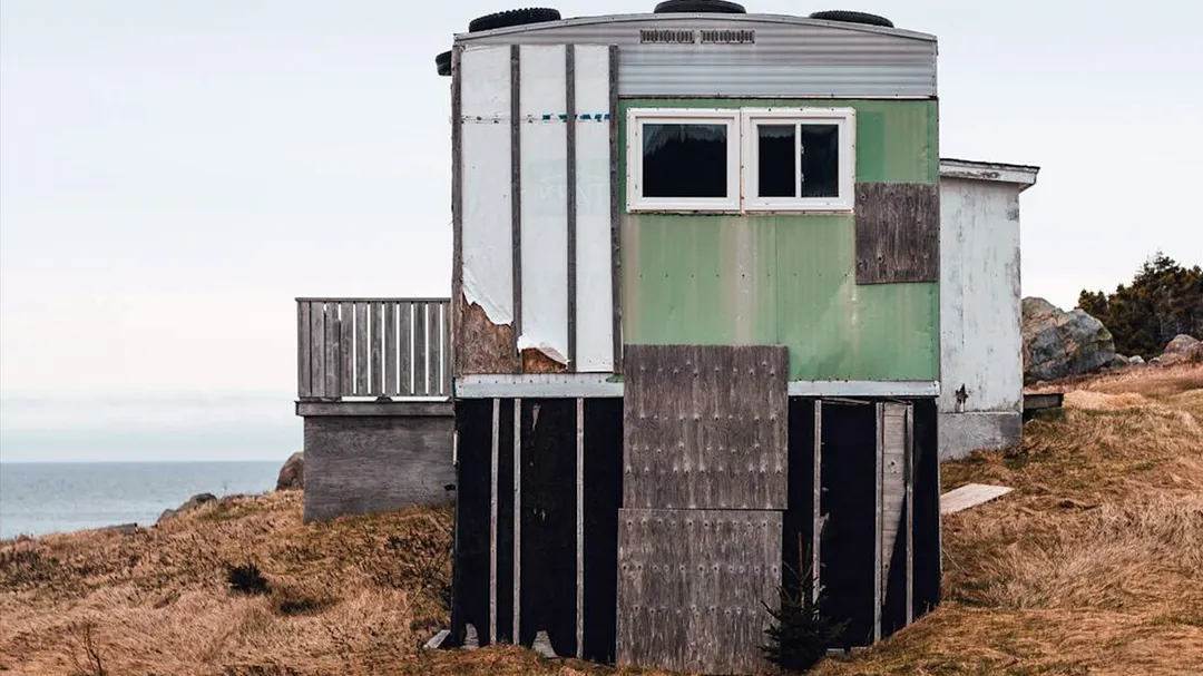 Se trata de un inmueble con menos objetos sueltos, más peso visual y con, fijaciones seguras. Tras un fuerte viento así es como se. Créditos: Pexels.