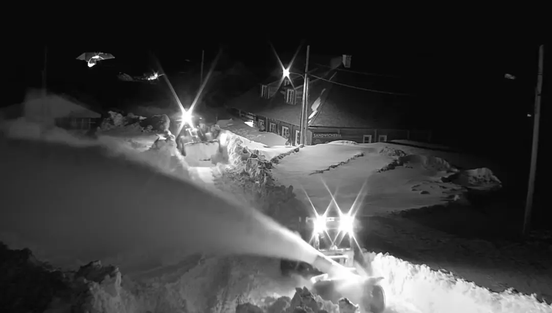El operativo de despeje continúa sin pausa en el corredor internacional. Esperan nuevas nevadas entre la madrugada y el mediodía del jueves.