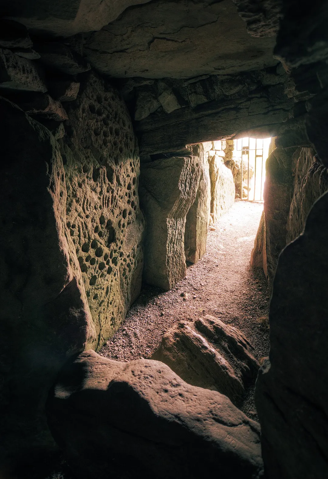 3/3Más detalles El pasaje interior del Cairn T., donde dos veces al año la luz alcanza una piedra grabada en el interior.    