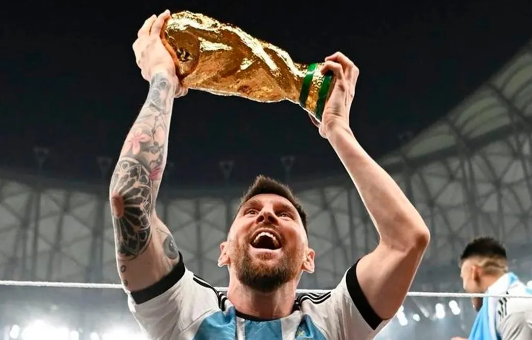 Lionel Messi, el capitán argentino levantó la Copa del Mundo en Lusail.