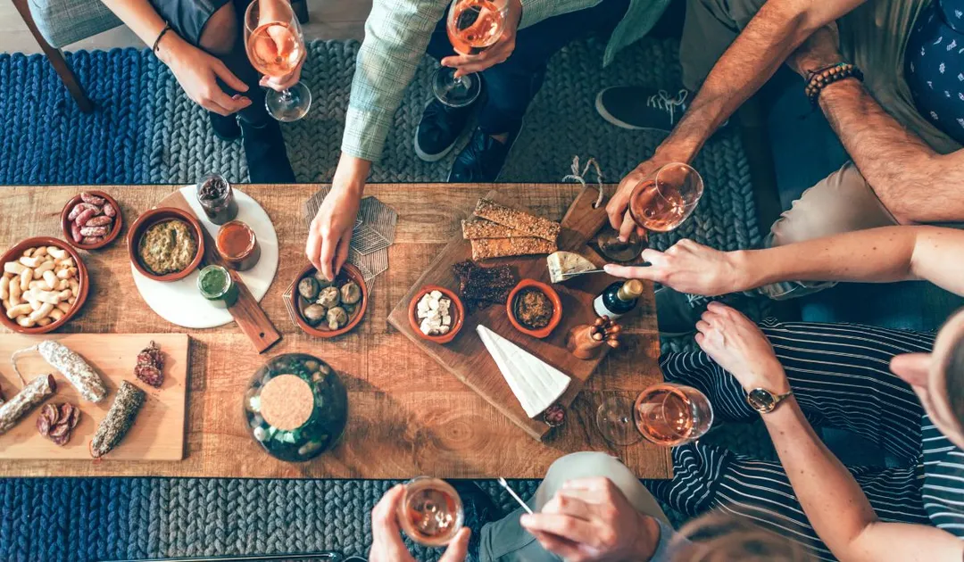 El costo de una jornada laboral no termina en el traslado: comer, tomar un café o compartir un almuerzo también suma al presupuesto mensual. Foto: Canva