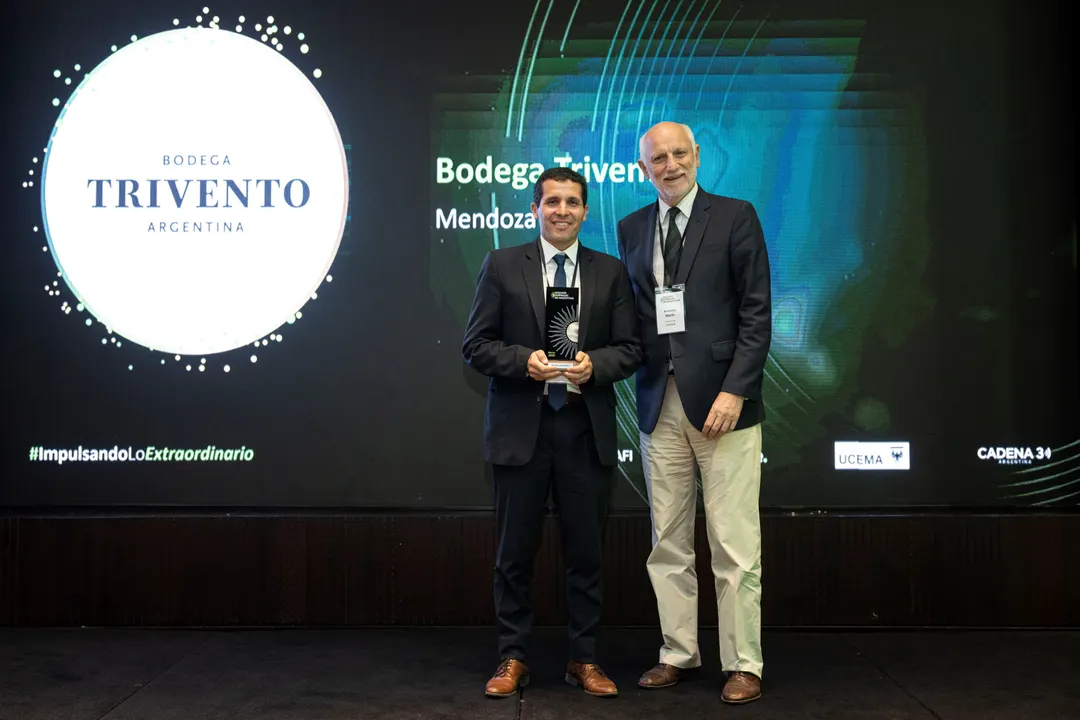 Alejandro Montarcé, Gerente de Administración y Finanzas de Trivento, recibe el premio.