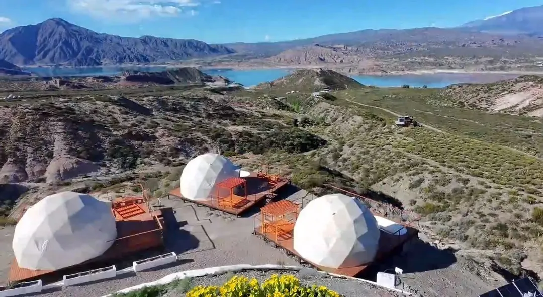 Zoen Camps, un exclusivo complejo turístico en la costa norte del lago Potrerillos. 