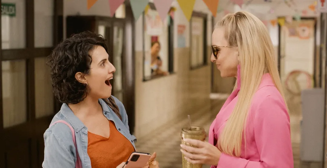 La película sigue a Ángela Trigal y Vera Lombardi, dos mujeres con personalidades fuertes.