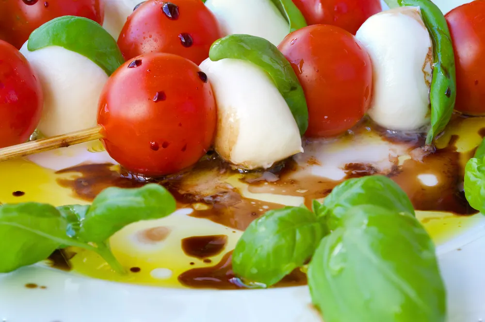Esta receta aunque servida en pinchos, esta versión mantiene los colores de la bandera italiana: rojo, blanco y verde.