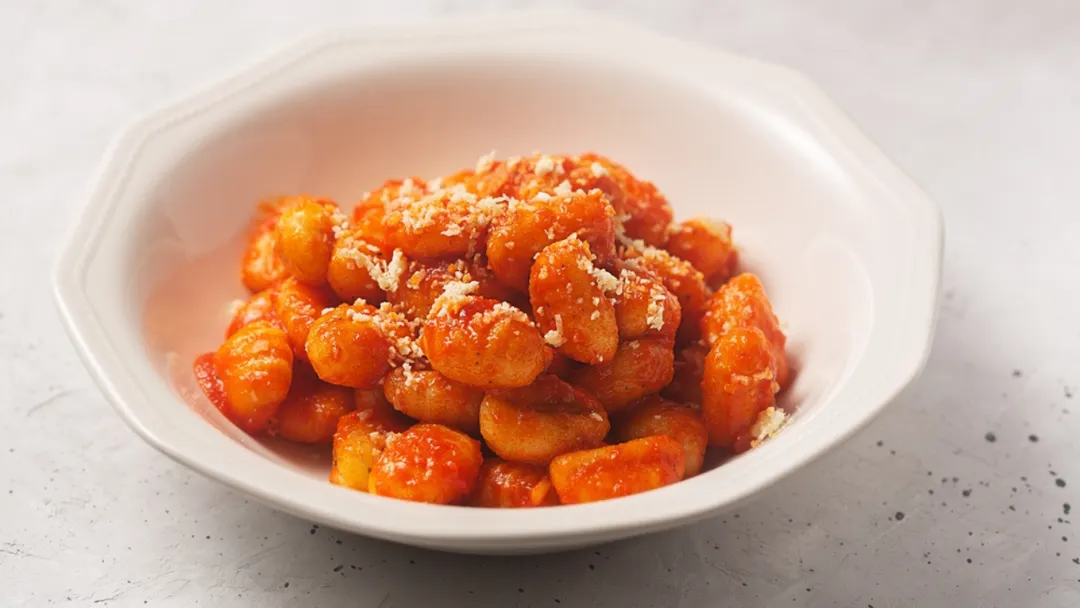 La primera receta escrita de ñoquis con tomate aparece en un libro italiano de 1800, donde se los describía como “suaves nubes rojas”.