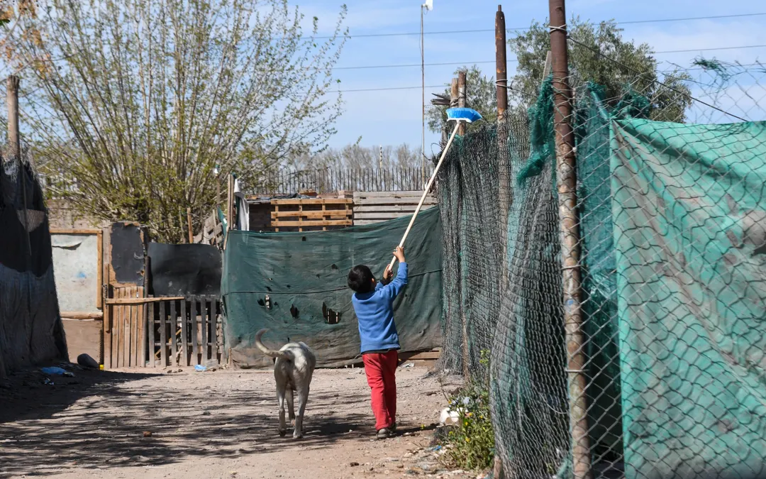La realidad de las dos villas es la misma. Ambas se encuentras atravesadas por la violencia, la precariedad la pobreza, en una situación que las convierte en una tierra abandonada.