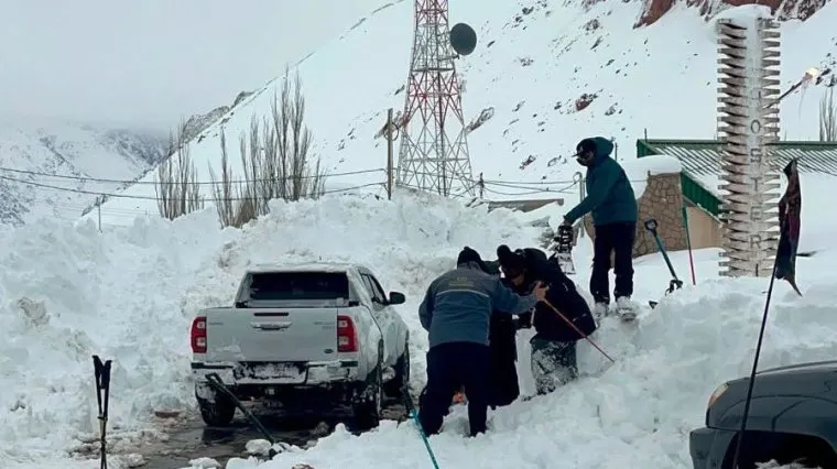 Cerca de 50 personas debieron ser evacuadas por el intenso temporal en alta montaña. 