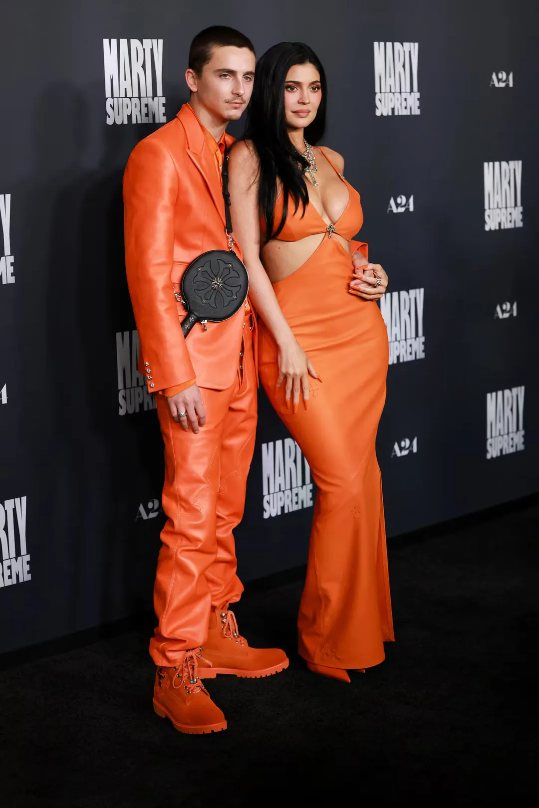 Kylie y Timothée desafiaron la alfombra con outfits gemelos en naranja furioso.