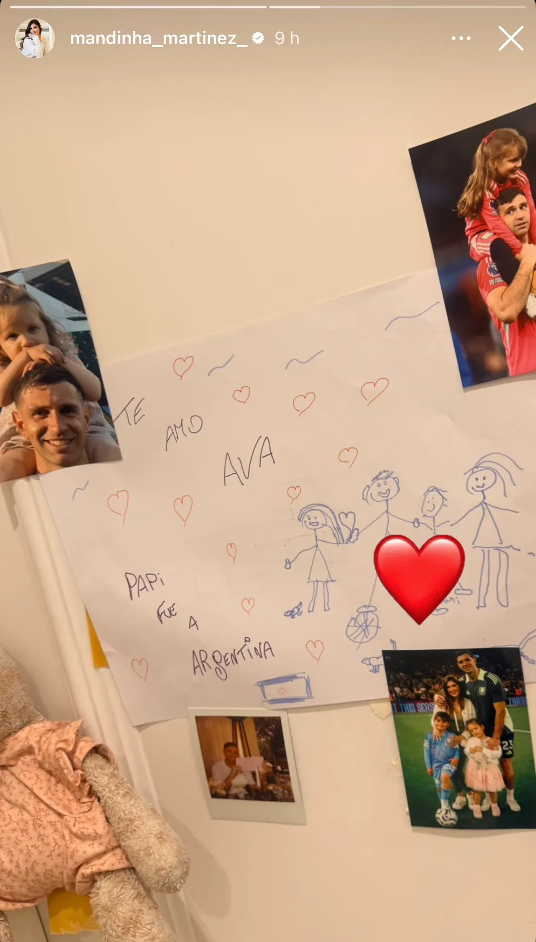 Dibu representó a toda la familia tomada de la mano y rodeada de corazones.