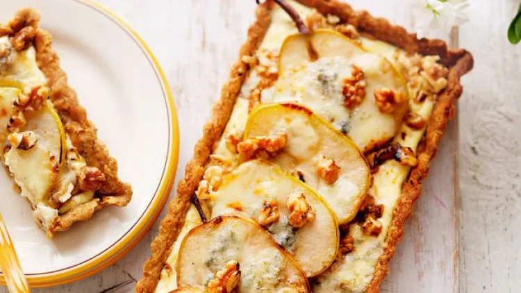 Receta paso a paso para hacer una tarta de peras y queso azul.